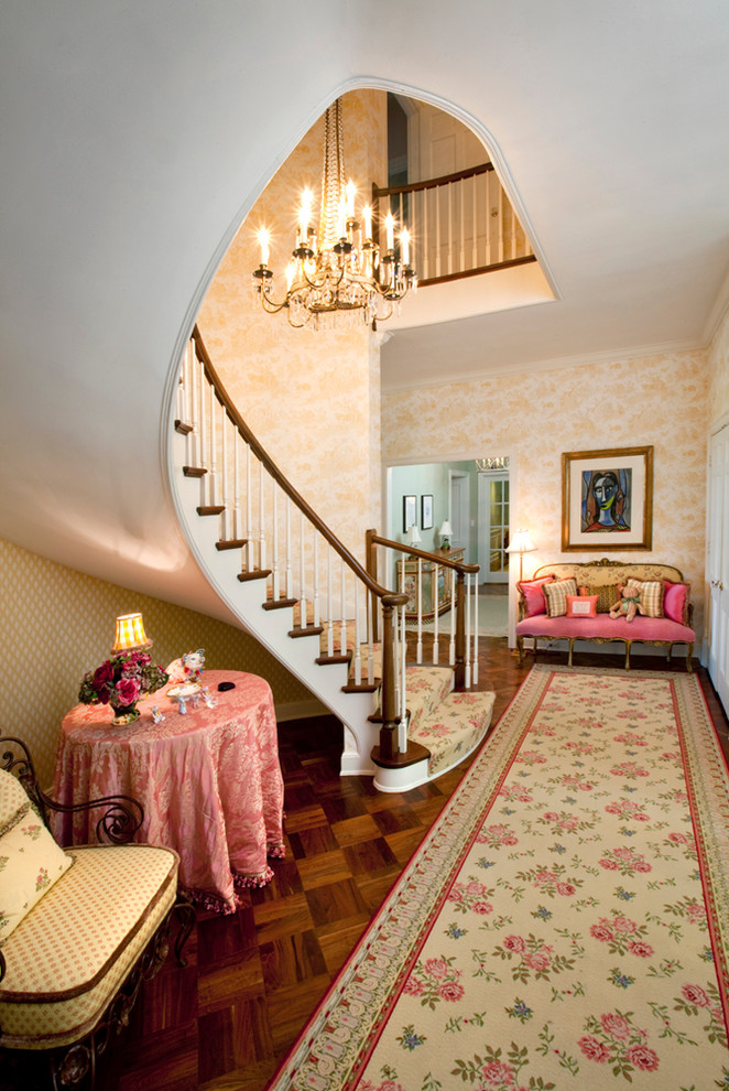 На фото: лестница в классическом стиле с деревянными ступенями с