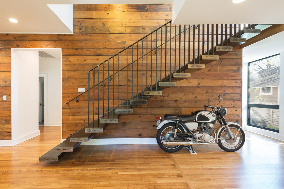 Aménagement d'un grand escalier sans contremarche droit classique avec des marches en métal.