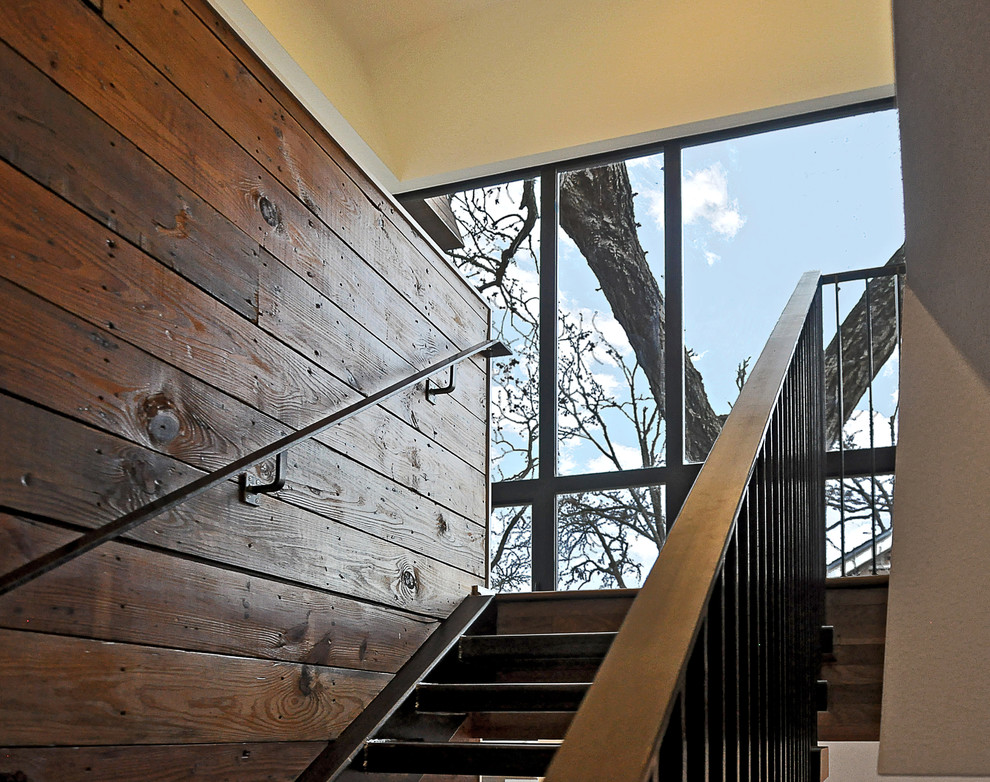 Modelo de escalera recta tradicional renovada grande sin contrahuella con escalones de metal