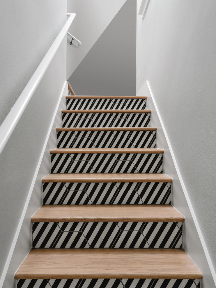 Diseño de escalera en L escandinava de tamaño medio con panelado