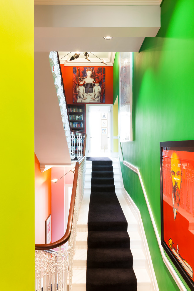 Große Eklektische Wendeltreppe mit Teppich-Treppenstufen und gebeizten Holz-Setzstufen in London