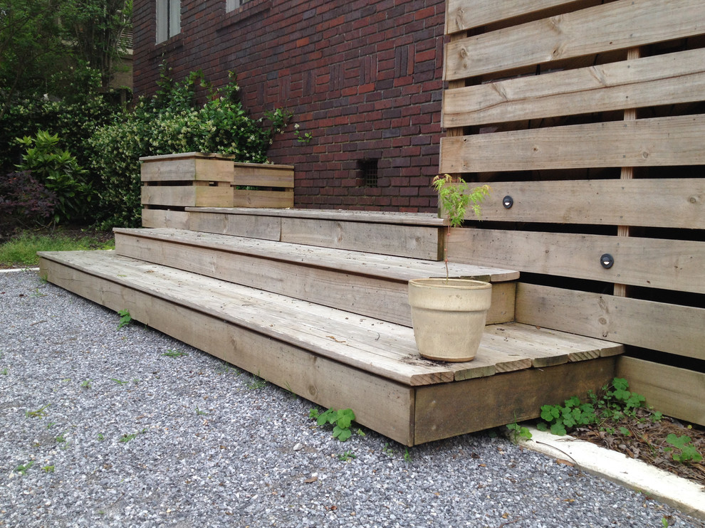 Aménagement d'un petit escalier classique en L avec des marches en bois et des contremarches en bois.
