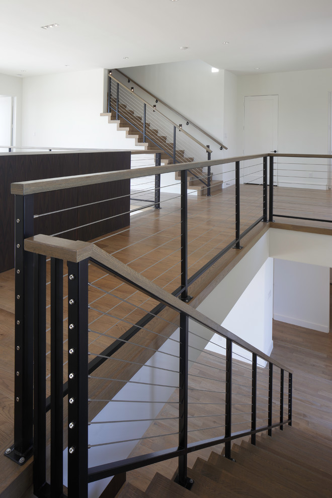 Modelo de escalera recta moderna de tamaño medio sin contrahuella con escalones de madera
