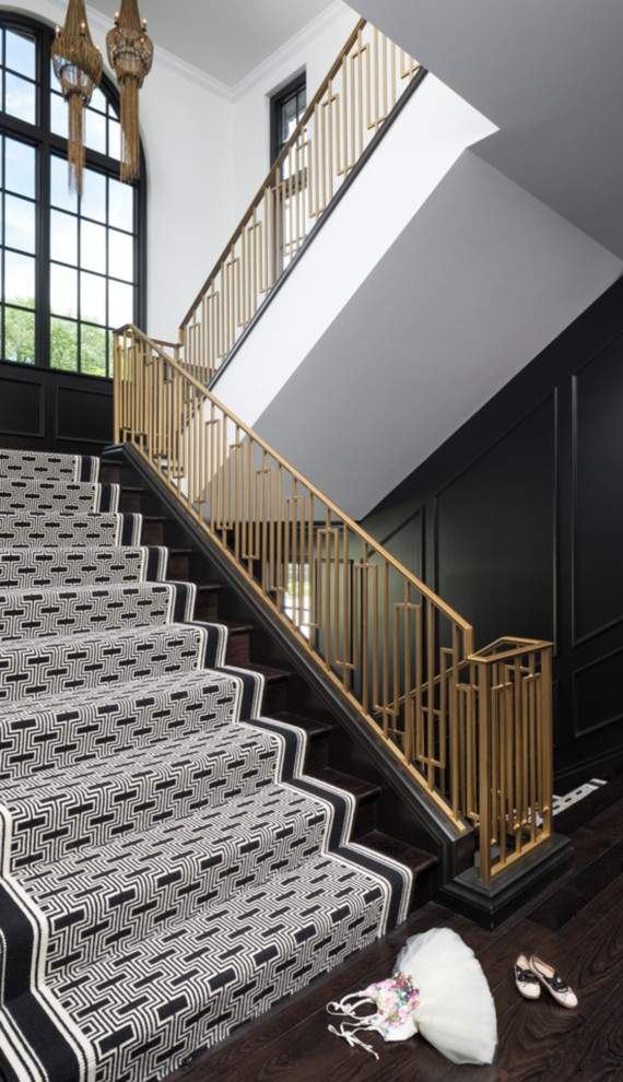 Свежая идея для дизайна: п-образная деревянная лестница в современном стиле с деревянными ступенями и металлическими перилами - отличное фото интерьера