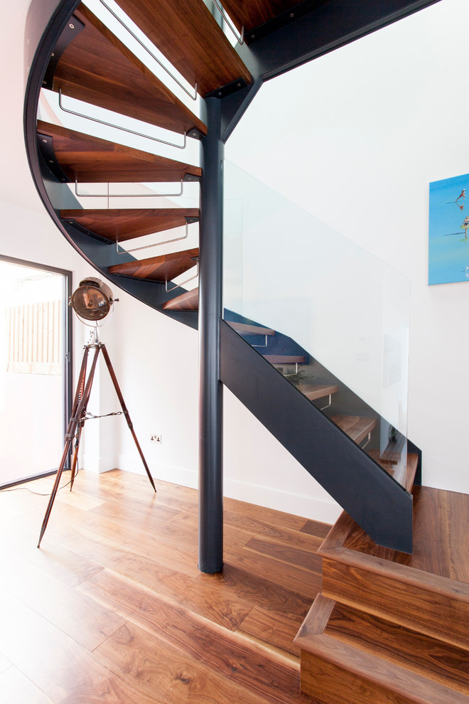 Inspiration pour un escalier sans contremarche courbe design avec des marches en bois.