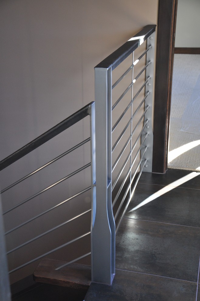 На фото: п-образная деревянная лестница среднего размера в стиле лофт с деревянными ступенями и металлическими перилами