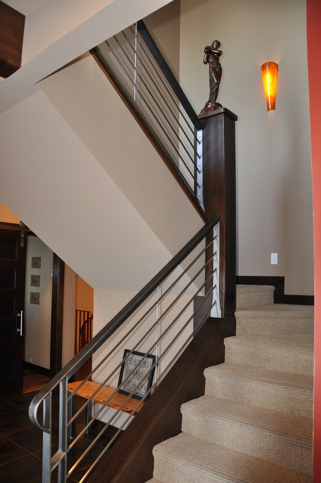 На фото: п-образная лестница среднего размера в классическом стиле с ступенями с ковровым покрытием, ковровыми подступенками и металлическими перилами