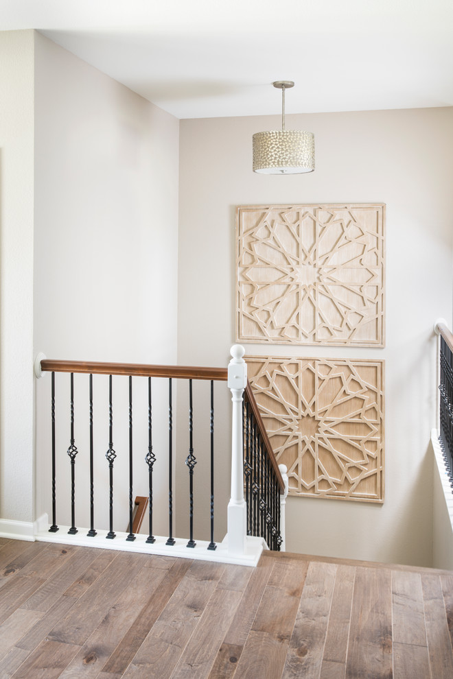 Diseño de escalera en U clásica renovada de tamaño medio con escalones de madera, contrahuellas de madera y barandilla de varios materiales