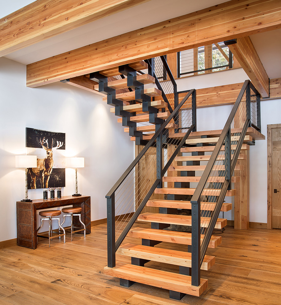 Источник вдохновения для домашнего уюта: п-образная лестница в стиле рустика с деревянными ступенями и перилами из тросов без подступенок