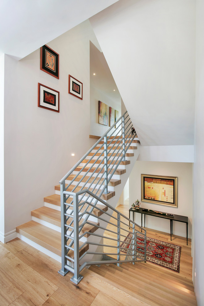 Пример оригинального дизайна: п-образная лестница среднего размера в современном стиле с деревянными ступенями, крашенными деревянными подступенками и перилами из тросов