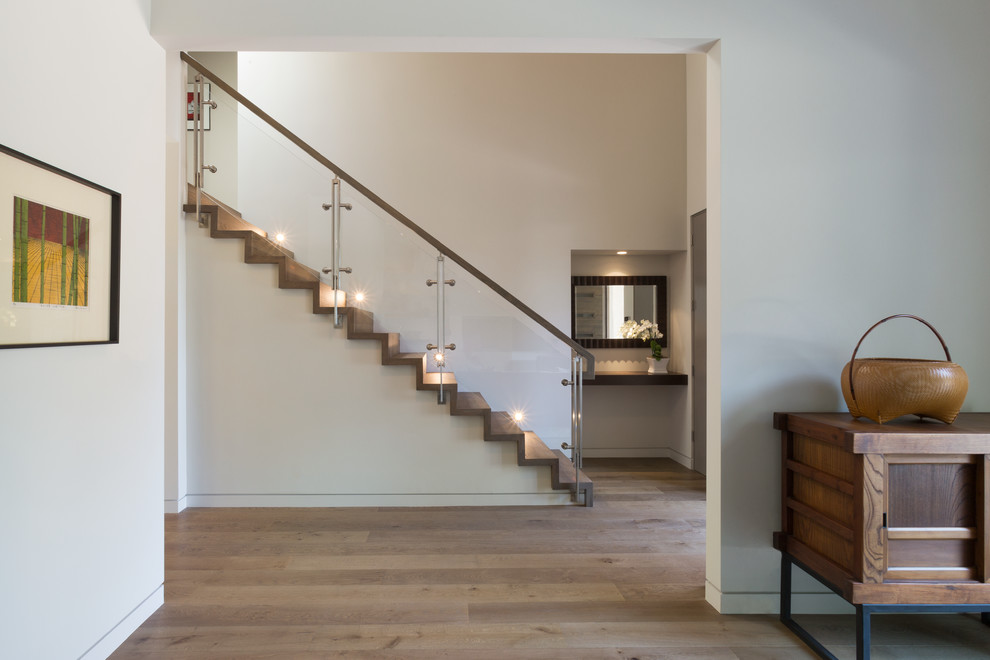 Diseño de escalera recta contemporánea con escalones de madera y contrahuellas de madera