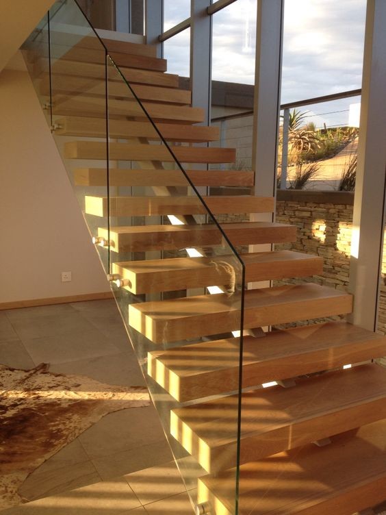 Источник вдохновения для домашнего уюта: угловая лестница среднего размера в стиле модернизм с крашенными деревянными ступенями и стеклянными перилами без подступенок