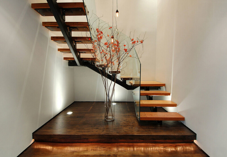Mittelgroßes Modernes Treppengeländer Glas in L-Form mit gebeizten Holz-Treppenstufen und offenen Setzstufen in Los Angeles
