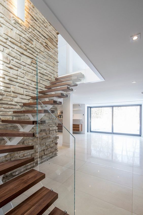 Пример оригинального дизайна: угловая лестница среднего размера в стиле модернизм с крашенными деревянными ступенями и стеклянными перилами без подступенок