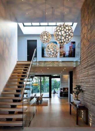 На фото: угловая лестница среднего размера в стиле модернизм с крашенными деревянными ступенями и стеклянными перилами без подступенок