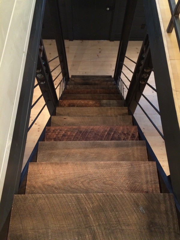 フィラデルフィアにある高級な小さなインダストリアルスタイルのおしゃれな直階段 (木の蹴込み板) の写真