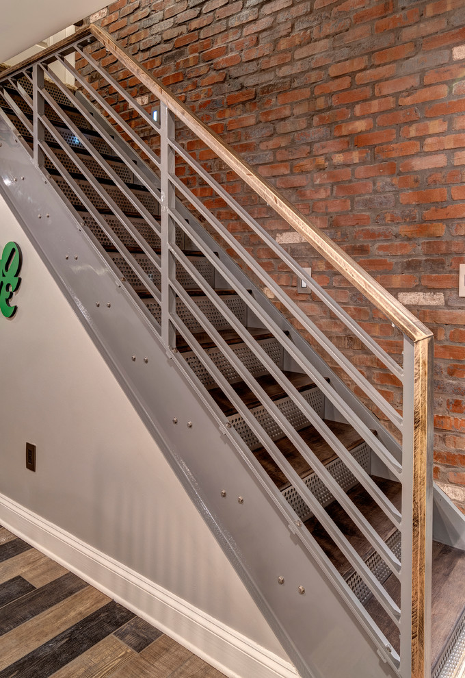 Стильный дизайн: прямая металлическая лестница среднего размера в стиле лофт с перилами из смешанных материалов - последний тренд