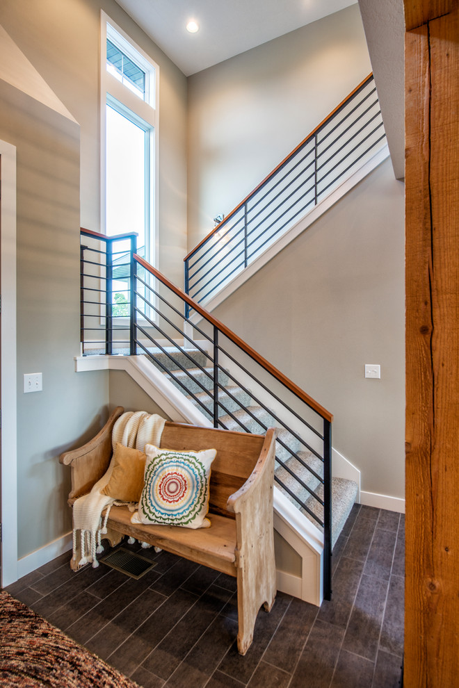 Стильный дизайн: угловая лестница среднего размера в стиле лофт с ступенями с ковровым покрытием, ковровыми подступенками и металлическими перилами - последний тренд