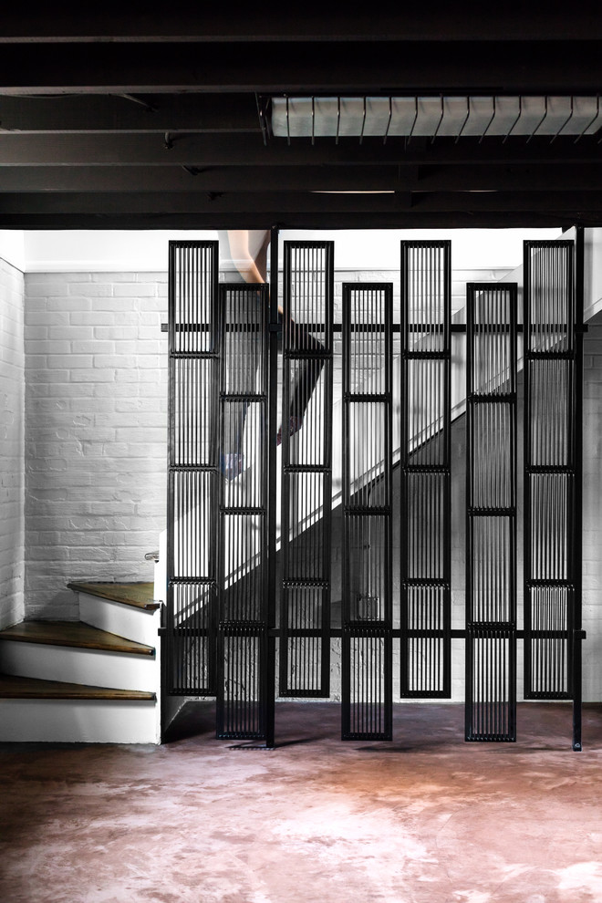 Идея дизайна: большая лестница в стиле лофт