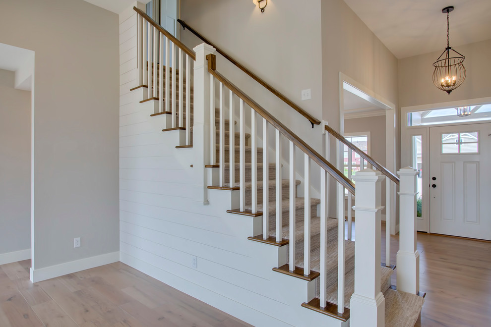 Источник вдохновения для домашнего уюта: прямая лестница среднего размера в стиле кантри с деревянными ступенями, крашенными деревянными подступенками, деревянными перилами и стенами из вагонки