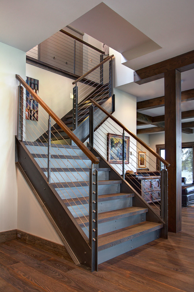 Пример оригинального дизайна: большая угловая металлическая лестница в стиле лофт с деревянными ступенями