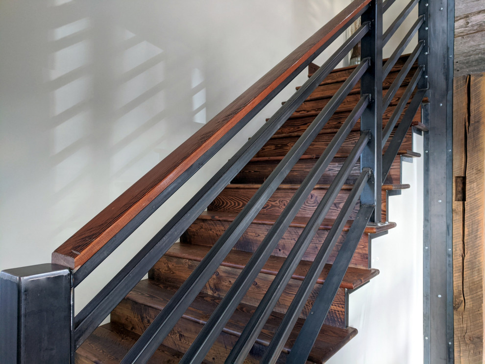 Идея дизайна: прямая деревянная лестница среднего размера в стиле лофт с деревянными ступенями и металлическими перилами