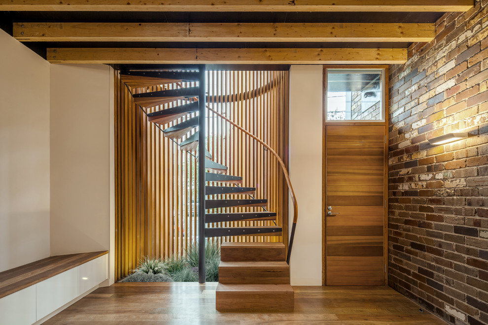 Cette photo montre un escalier sans contremarche droit industriel avec des marches en bois et éclairage.