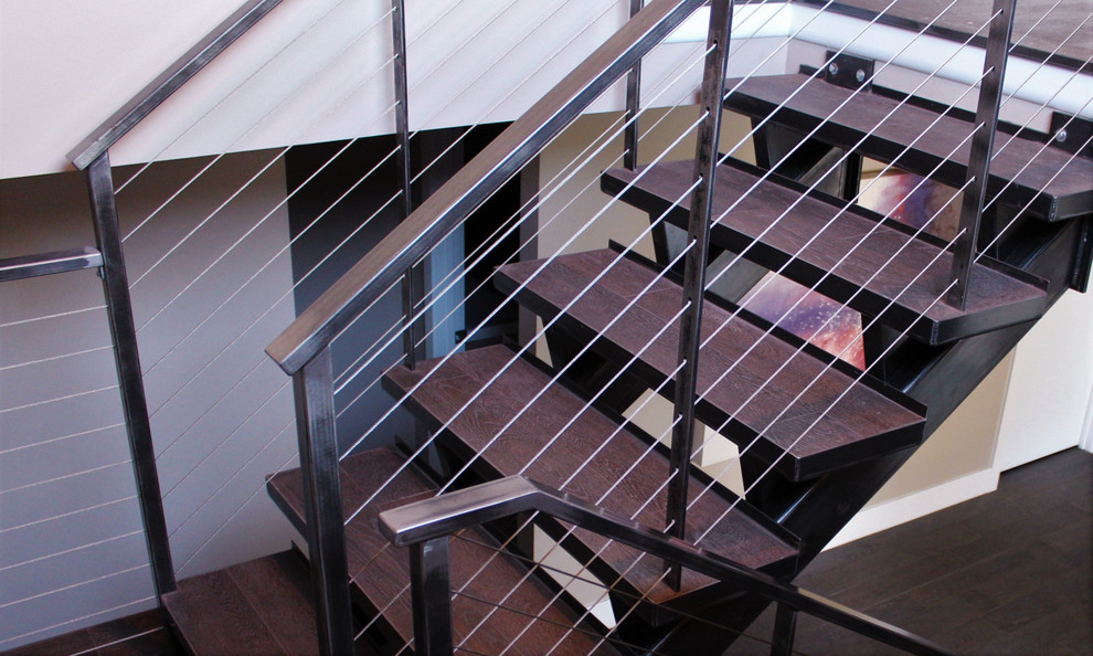Mittelgroße Industrial Holztreppe in U-Form mit offenen Setzstufen und Stahlgeländer in Detroit