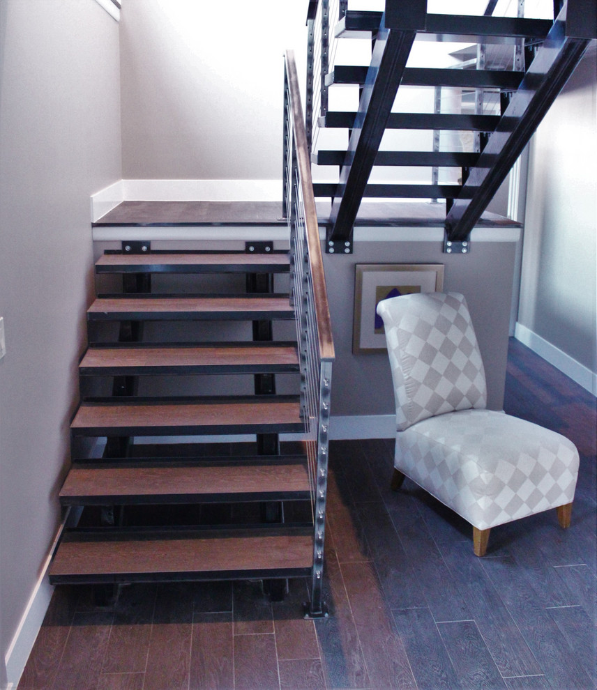 Foto de escalera en U industrial de tamaño medio sin contrahuella con escalones con baldosas y barandilla de metal