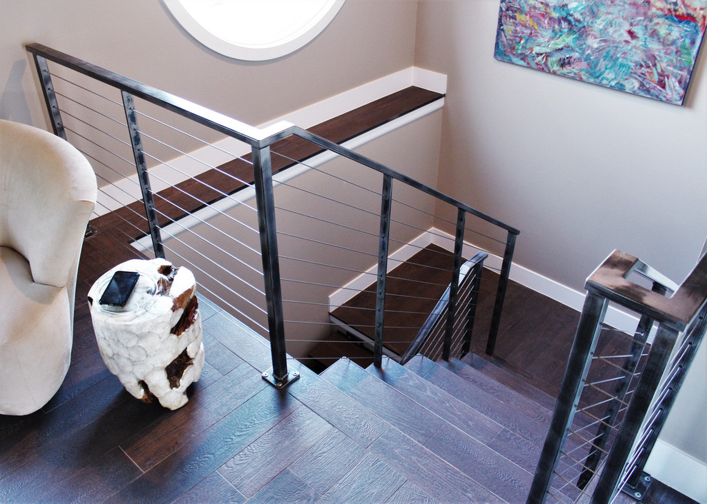Идея дизайна: п-образная лестница среднего размера в современном стиле с деревянными ступенями и металлическими перилами без подступенок