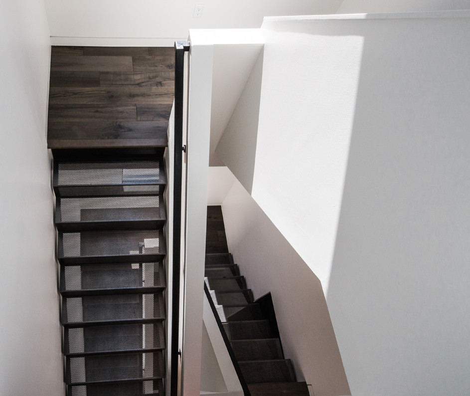 Свежая идея для дизайна: п-образная металлическая лестница в стиле модернизм с металлическими ступенями - отличное фото интерьера