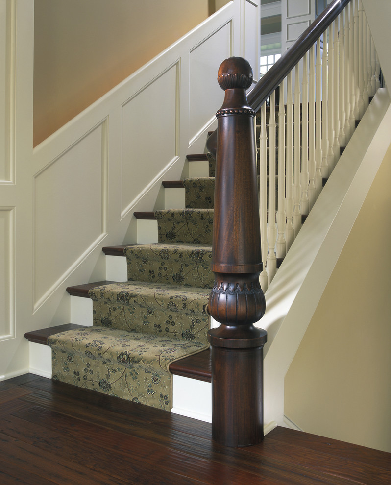 Ejemplo de escalera en U tradicional grande con escalones enmoquetados y contrahuellas de madera pintada