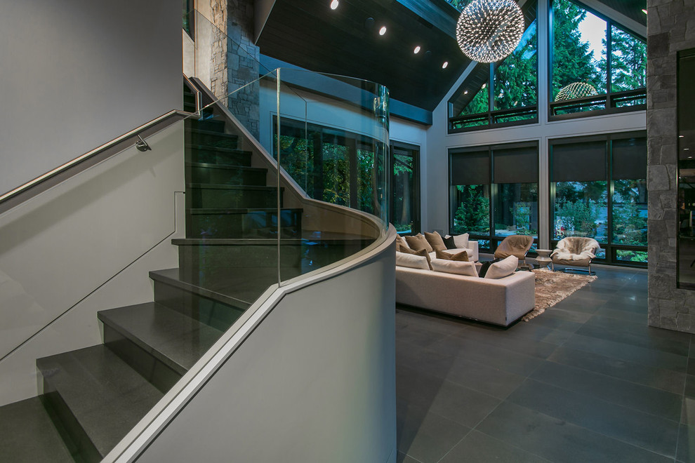 Gewendelte Moderne Treppe mit gefliesten Treppenstufen und gefliesten Setzstufen in Vancouver