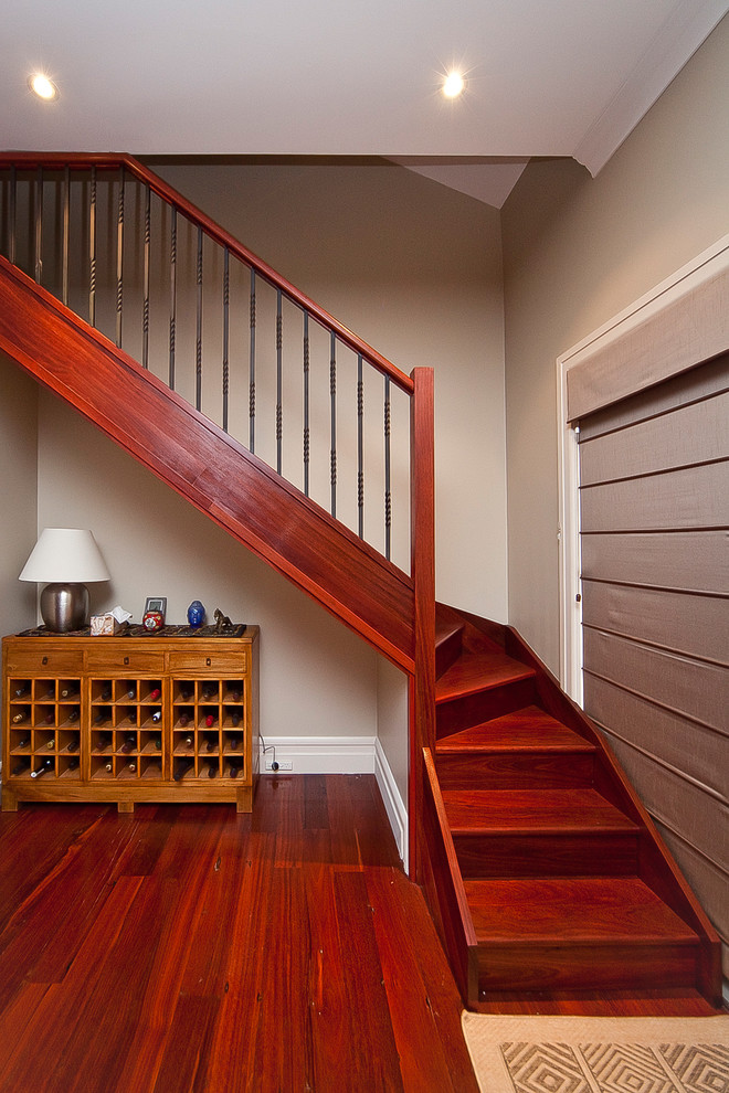 На фото: маленькая угловая деревянная лестница в стиле модернизм с деревянными ступенями для на участке и в саду с