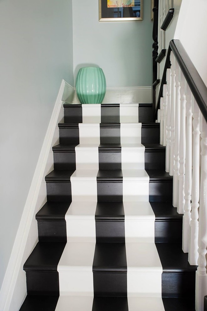 Cette image montre un escalier design en U de taille moyenne avec des marches en bois et des contremarches en bois.