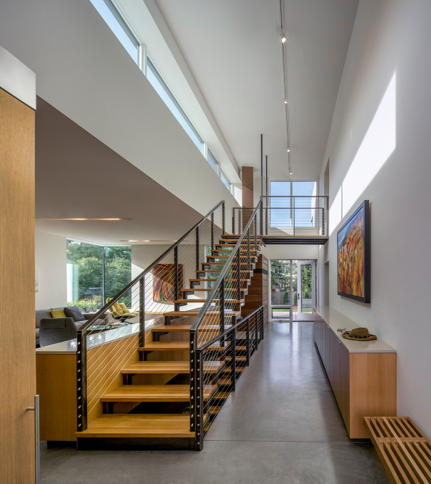Свежая идея для дизайна: прямая лестница в стиле модернизм с деревянными ступенями и металлическими перилами без подступенок - отличное фото интерьера