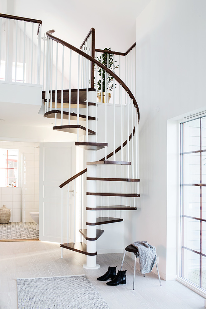 Cette photo montre un petit escalier sans contremarche hélicoïdal scandinave avec des marches en bois.