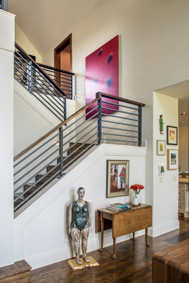 Пример оригинального дизайна: п-образная деревянная лестница среднего размера в стиле неоклассика (современная классика) с деревянными ступенями и металлическими перилами