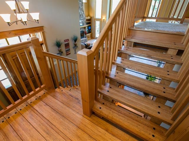 Пример оригинального дизайна: п-образная лестница среднего размера в классическом стиле с деревянными ступенями и деревянными перилами без подступенок