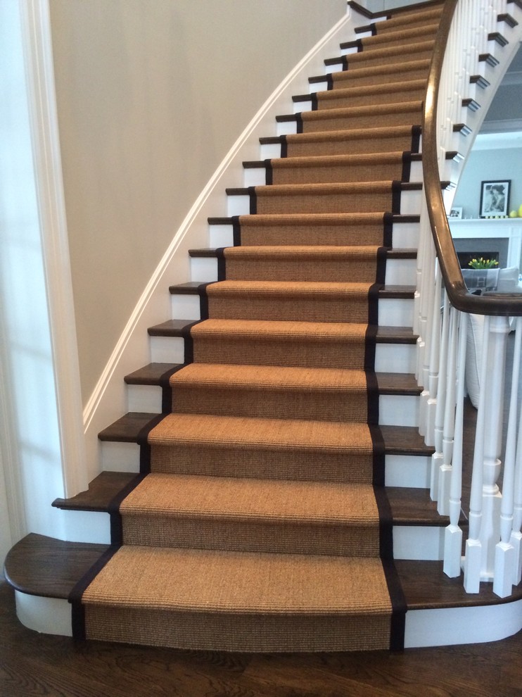 Imagen de escalera recta tradicional de tamaño medio con escalones enmoquetados