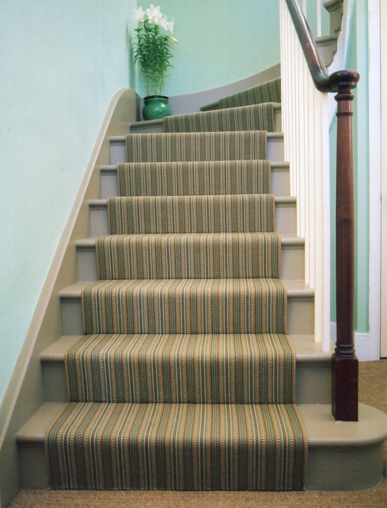 Idées déco pour un escalier courbe avec des marches en moquette et des contremarches en moquette.