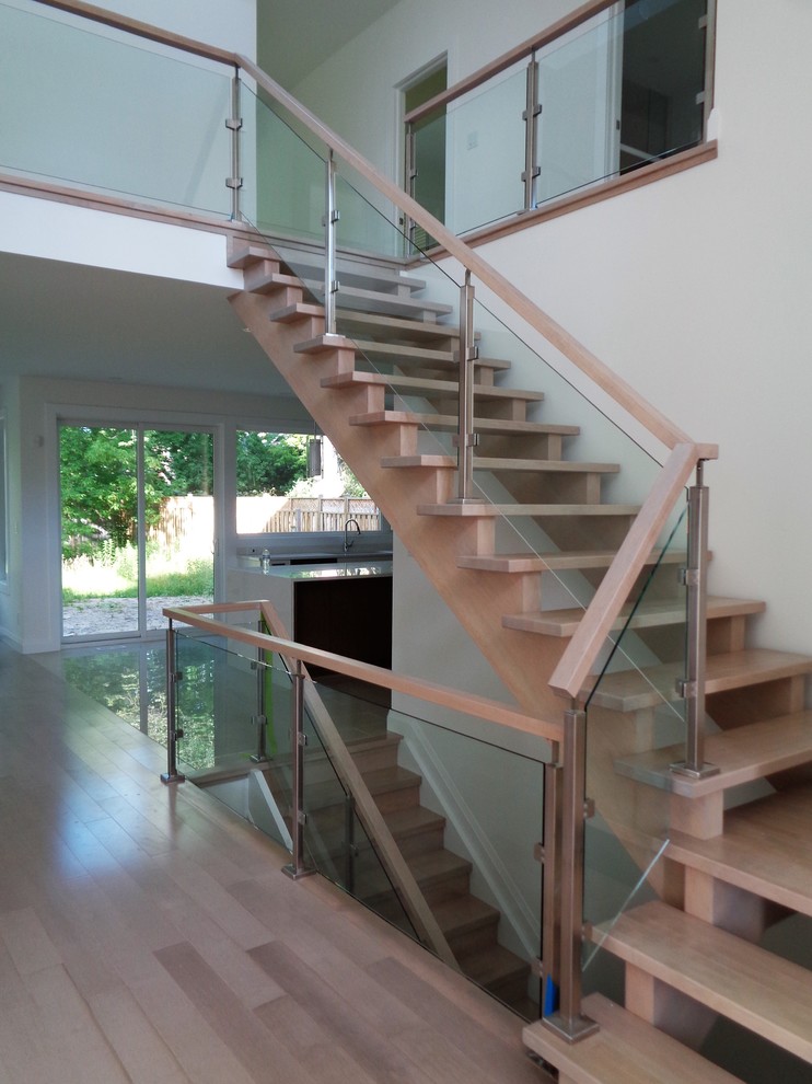 Ejemplo de escalera en L minimalista grande sin contrahuella con escalones de madera