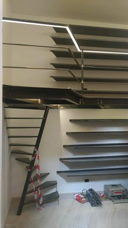 Пример оригинального дизайна: маленькая винтовая лестница в стиле лофт с металлическими ступенями и металлическими перилами без подступенок для на участке и в саду