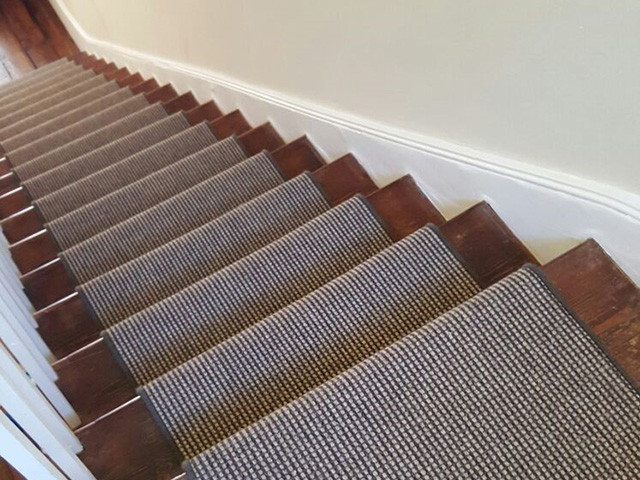 Стильный дизайн: п-образная лестница в стиле неоклассика (современная классика) с ступенями с ковровым покрытием, ковровыми подступенками и деревянными перилами - последний тренд