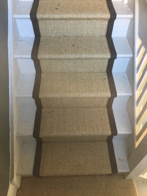 Mittelgroßes Uriges Treppengeländer Holz in U-Form mit Teppich-Treppenstufen und Teppich-Setzstufen in London