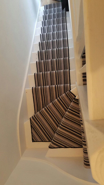Exemple d'un escalier chic en U de taille moyenne avec des marches en moquette.