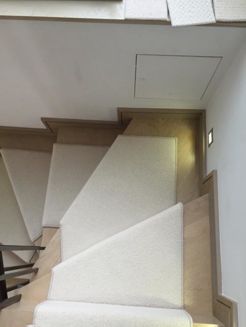 Gewendelte Klassische Treppe mit Teppich-Treppenstufen und Teppich-Setzstufen in London