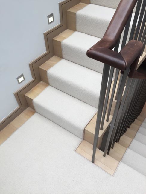 Cette image montre un escalier courbe traditionnel avec des marches en moquette et des contremarches en moquette.
