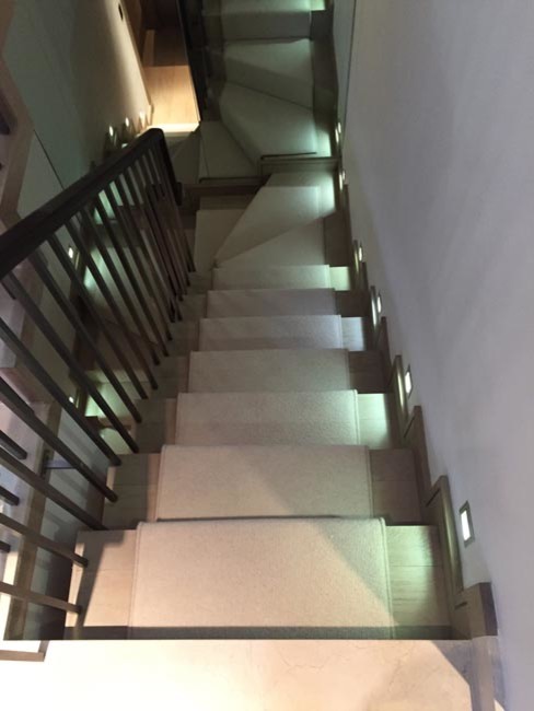 Imagen de escalera curva tradicional renovada con escalones enmoquetados y contrahuellas enmoquetadas