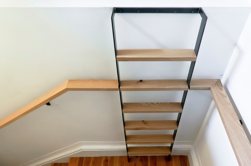 Идея дизайна: маленькая п-образная лестница в стиле ретро для на участке и в саду